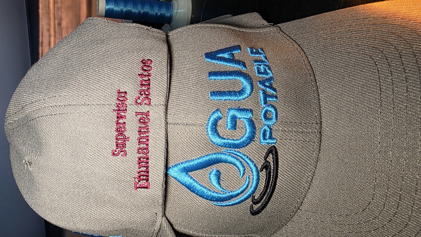 Bordado en gorra armada realizado por Bordados Hoy
